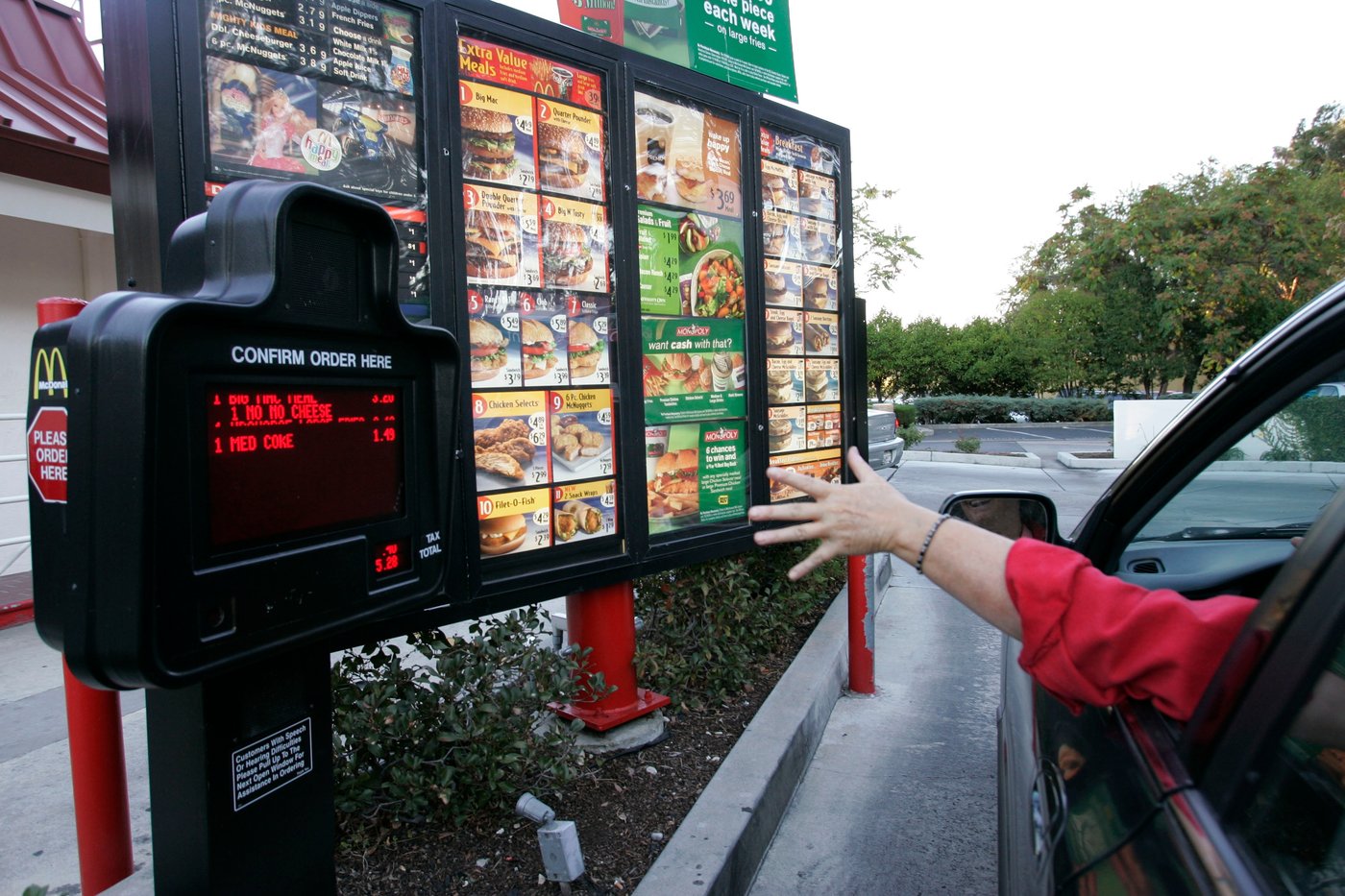 Pull up to the window, please, for a glimpse of an American icon: The drive-thru | iNwheels Pull up to the window, please, for a glimpse of an American icon: The drive-thru | iNwheels