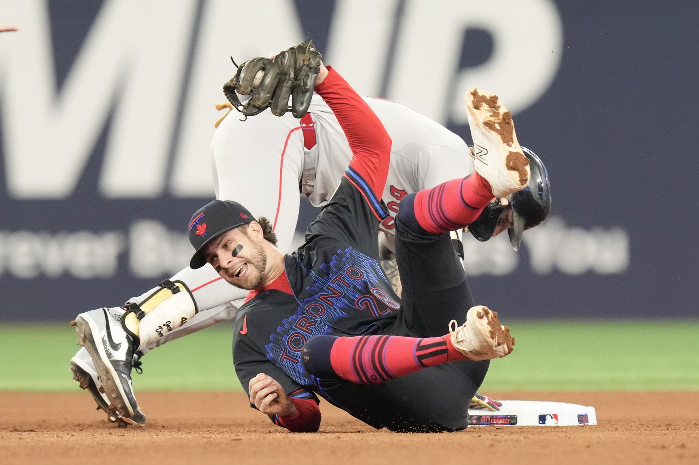 Red Sox keep playoff hopes alive, beat Blue Jays 4-1 | iNFOnews.ca