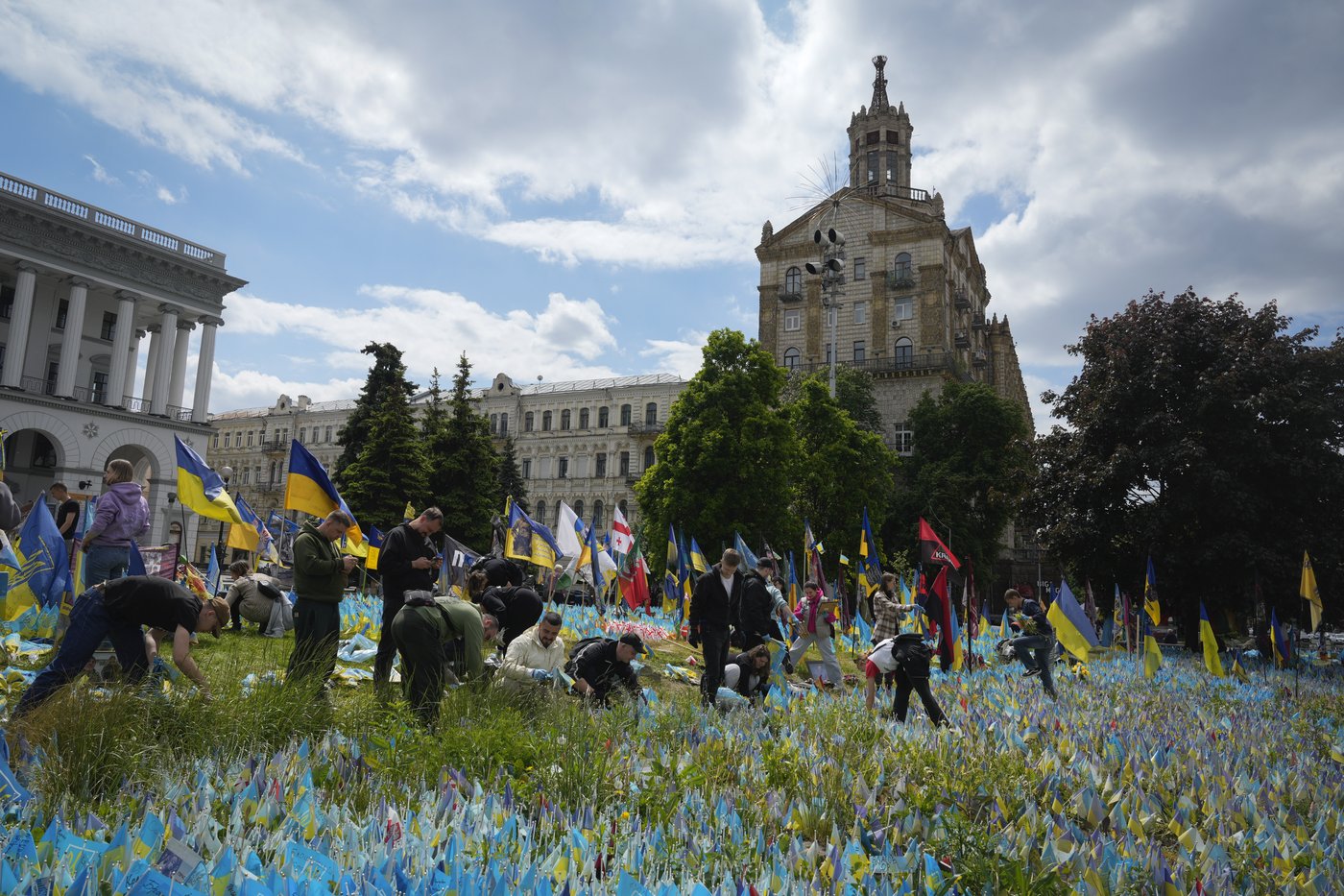 A makeshift memorial grows in Ukraine’s capital after 1,000 days of war | iNFOnews.ca