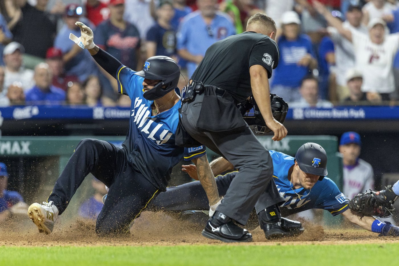 Phillies surge past Mets with six-run seventh inning, claim first place in NL East | iNFOnews.ca