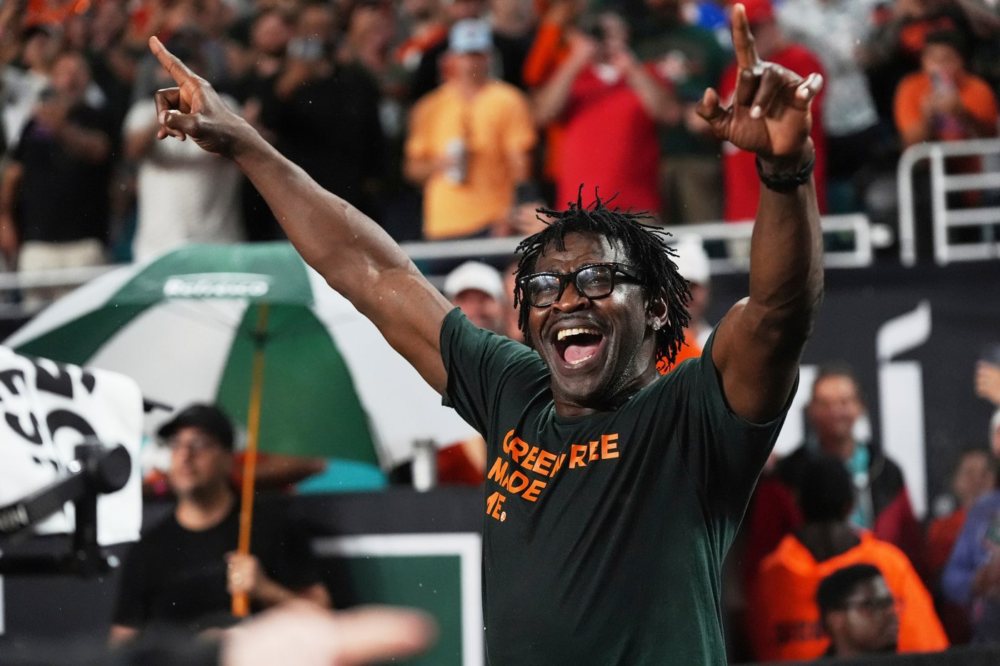 Why is Michael Irvin the most famous cheerleader in college football? Miami can't get enough of him | iNFOnews.ca Why is Michael Irvin the most famous cheerleader in college football? Miami can't get enough of him | iNFOnews.ca