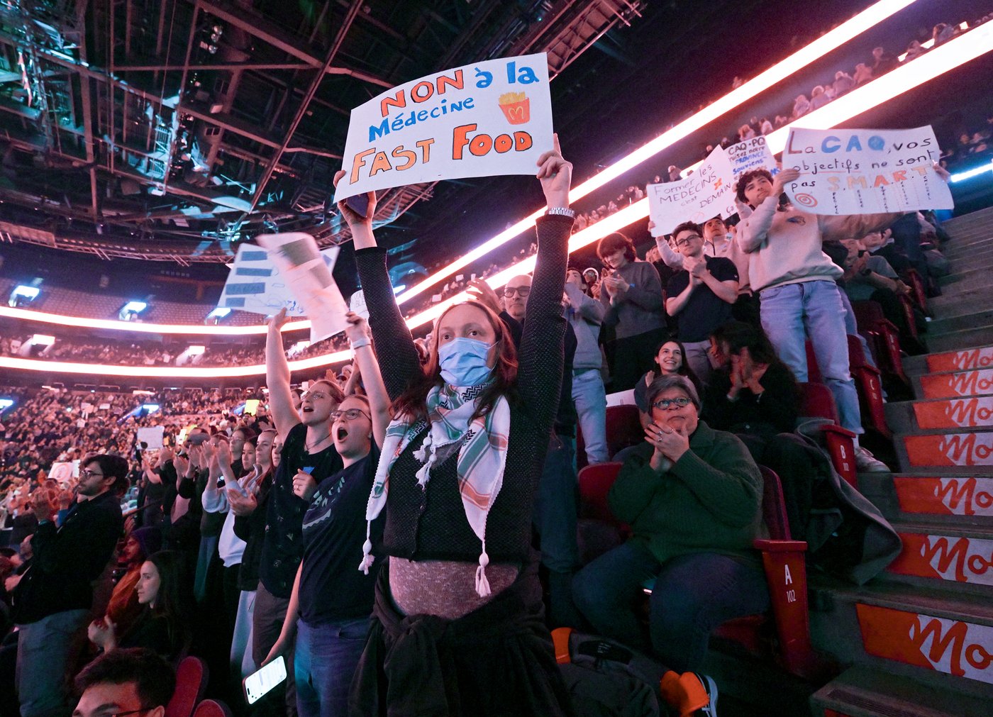 Doctors gather to protest physician payment bill at Bell Centre | iNFOnews.ca