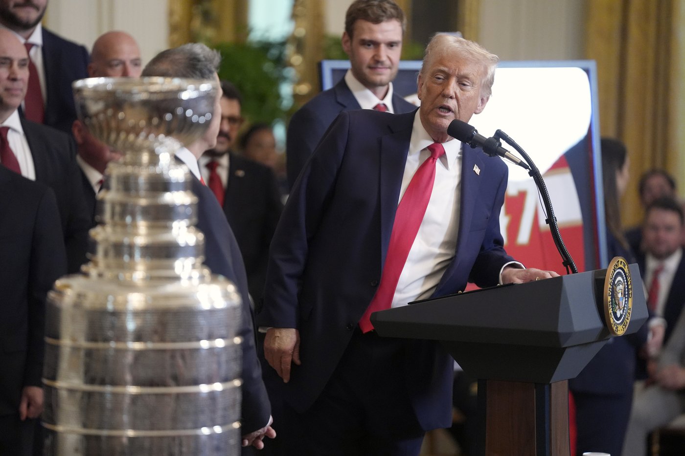 Trump sticks to hockey, avoids tariff talks during Stanley Cup champion Florida Panthers' visit | iNFOnews.ca