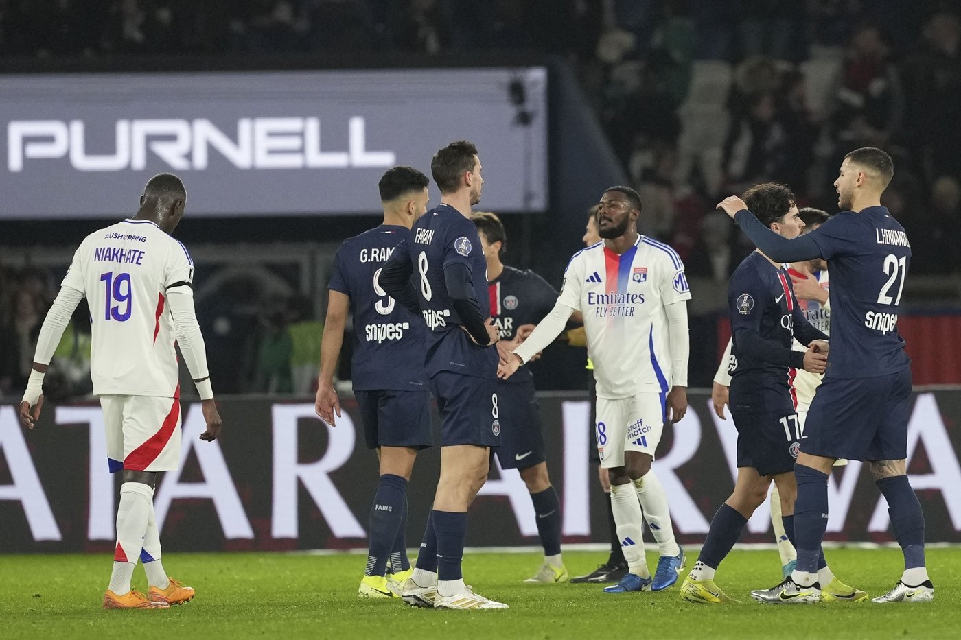 Referee briefly stops French league match between PSG and Lyon after homophobic chants | iNFOnews.ca Referee briefly stops French league match between PSG and Lyon after homophobic chants | iNFOnews.ca