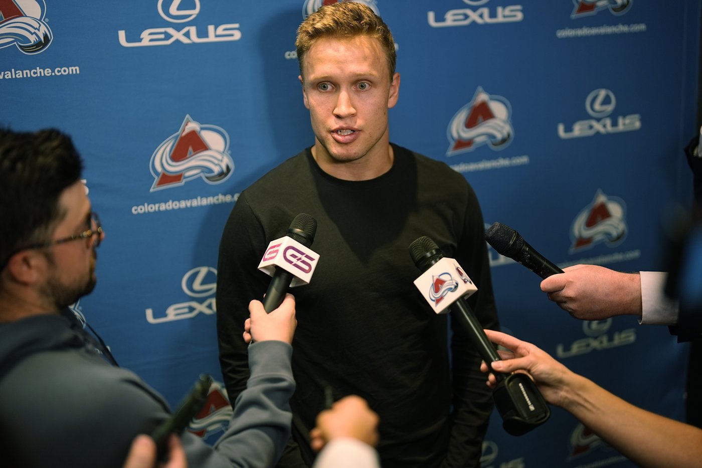 Avs forward Logan O'Connor signs 6-year extension to stay with the team through 2030-31 season | iNFOnews.ca