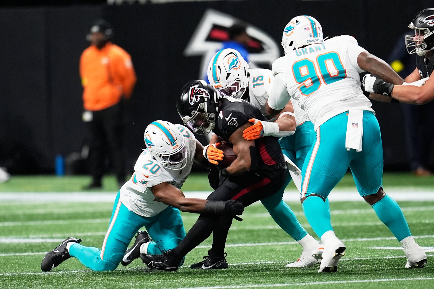 Miami Dolphins trade edge rusher Jaelan Phillips to Philadelphia Eagles, AP source says | iNFOnews.ca