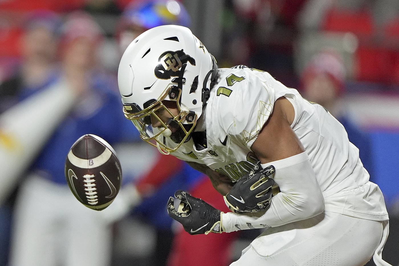 Devin Neal scores 4 times, Kansas beats No. 16 Colorado 37-21 as Buffs' Big 12 title hopes take hit | iNFOnews.ca