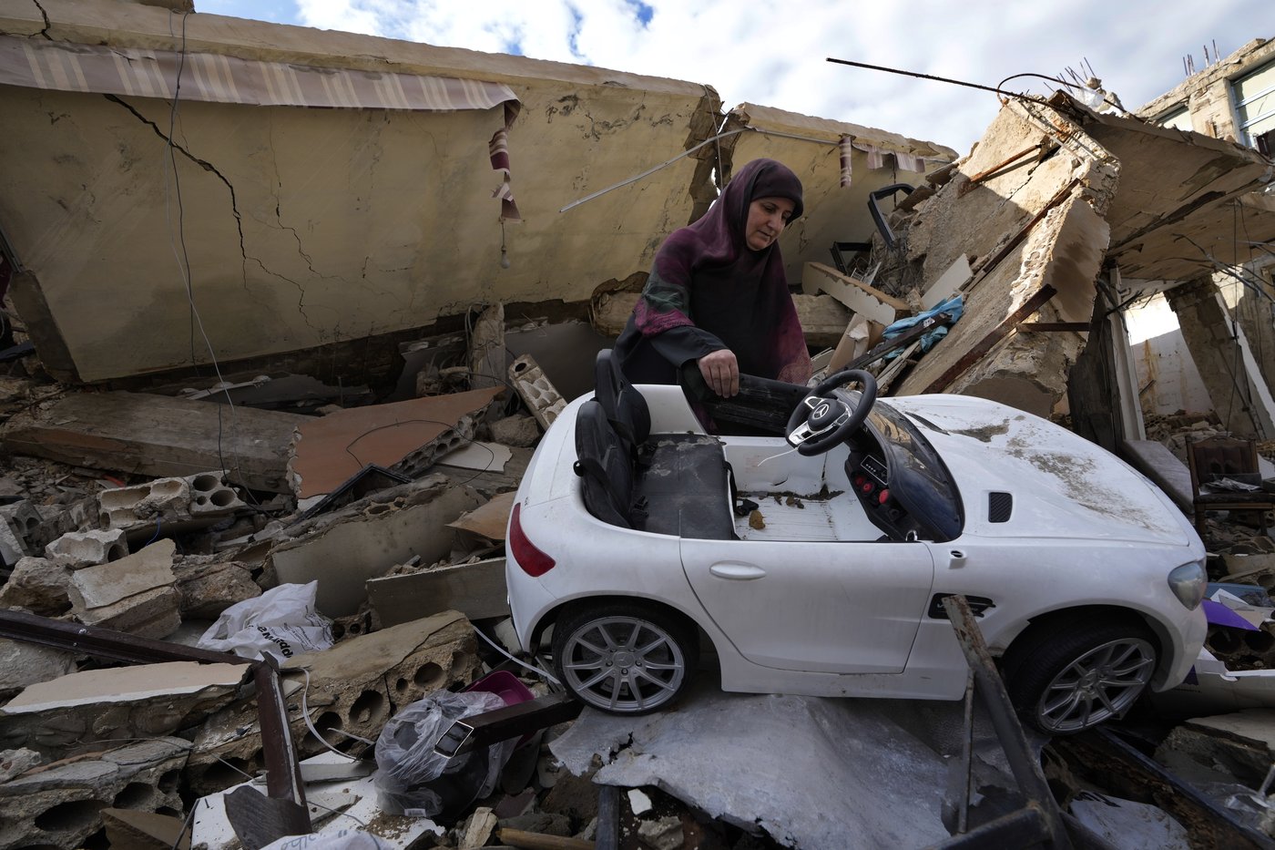 Displaced families in Lebanon who return home are faced with piles of rubble | iNFOnews.ca