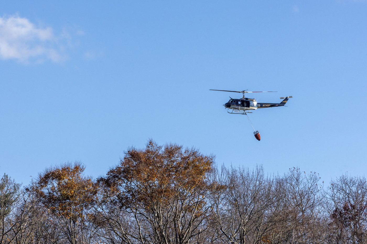 Fire crews on both US coasts battle wildfires | iNFOnews.ca Fire crews on both US coasts battle wildfires | iNFOnews.ca