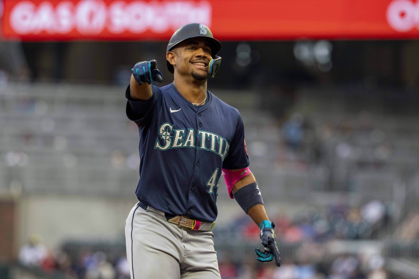 Rodríguez hits 2 homers, Raleigh gets his 52nd, and Mariners down Braves 10-2 | iNFOnews.ca