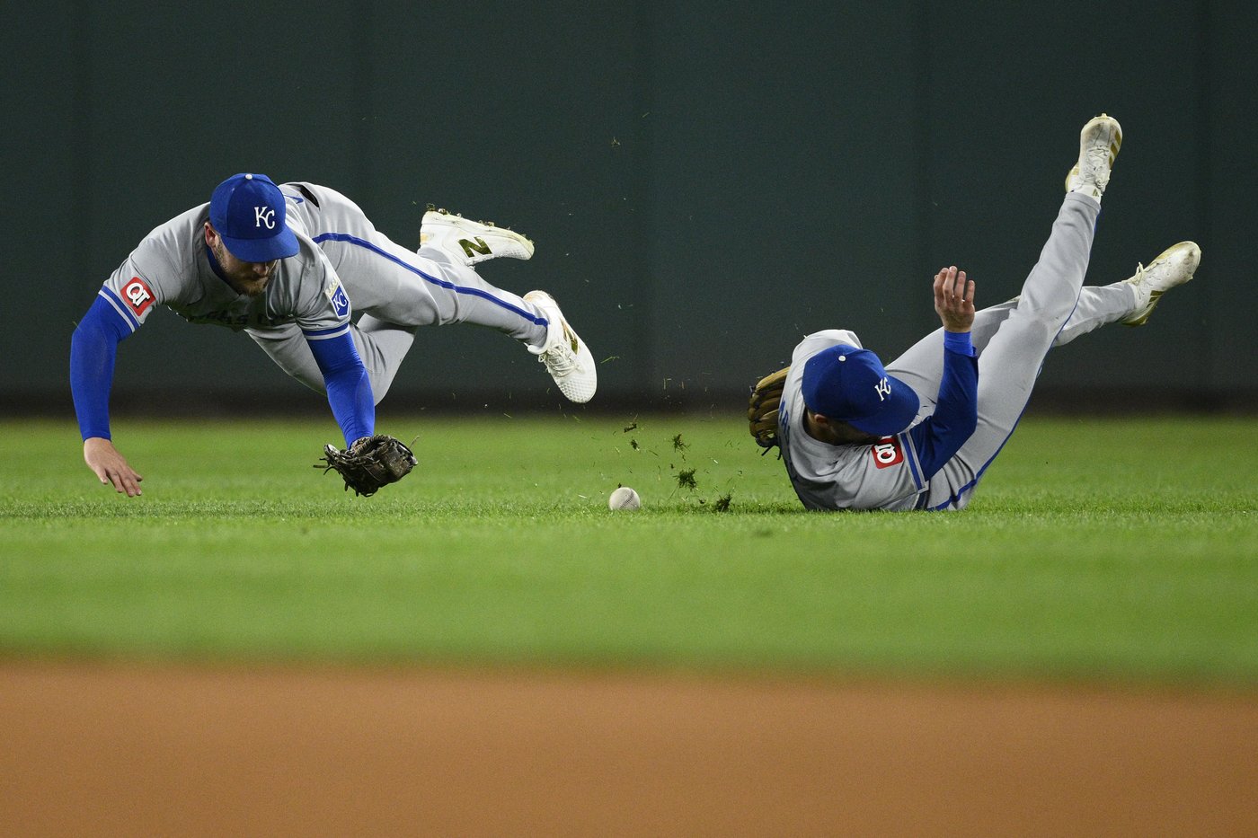 Royals seize on throwing error in 10th to beat Nationals 1-0 and hold on to 2nd AL wild card | iNFOnews.ca Royals seize on throwing error in 10th to beat Nationals 1-0 and hold on to 2nd AL wild card | iNFOnews.ca