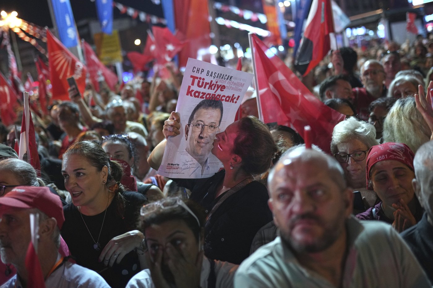 Istanbul's jailed opposition mayor greeted with cheers as he enters a prison courtroom | iNFOnews.ca