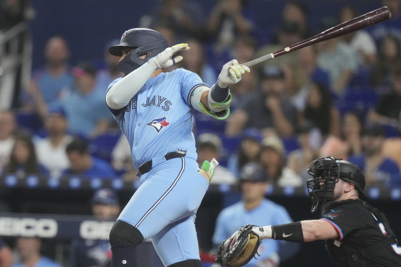 Bichette drives in winning run as Blue Jays hold off Marlins 7-6 in 12 innings | iNFOnews.ca