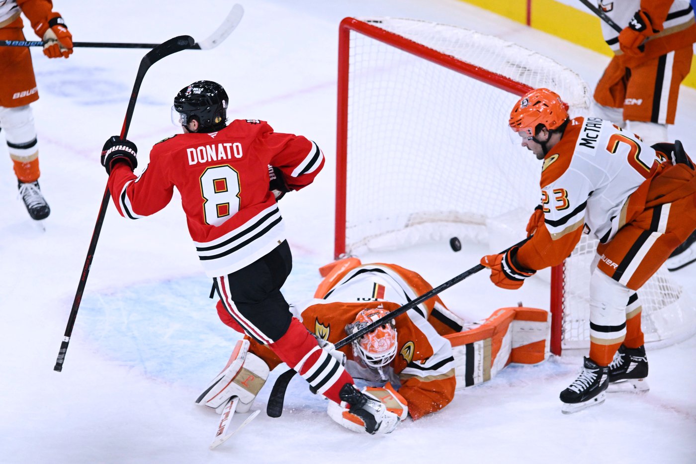 Donato scores in OT, Blackhawks edge Ducks 2-1 in Quenneville's return to Chicago | iNFOnews.ca