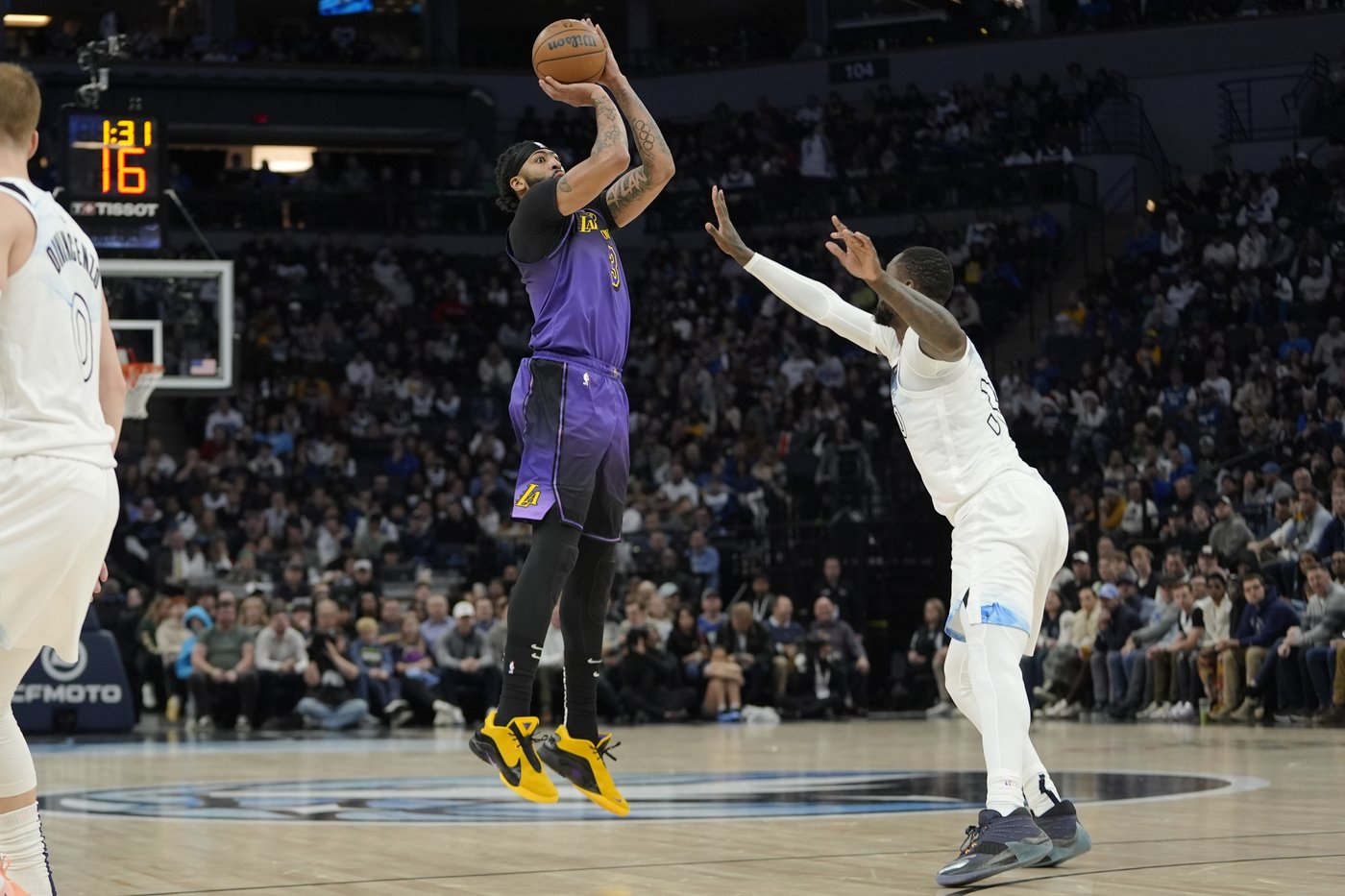 Timberwolves blow out Lakers 109-80 behind Randle, Gobert and tough defense | iNFOnews.ca
