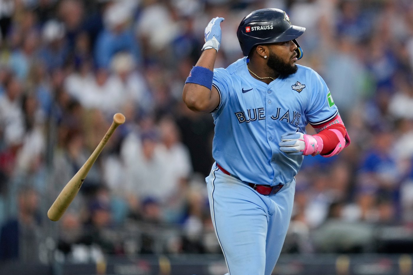 Guerrero homers off Ohtani as Blue Jays even World Series with 6-2 win over Dodgers in Game 4 | iNFOnews.ca