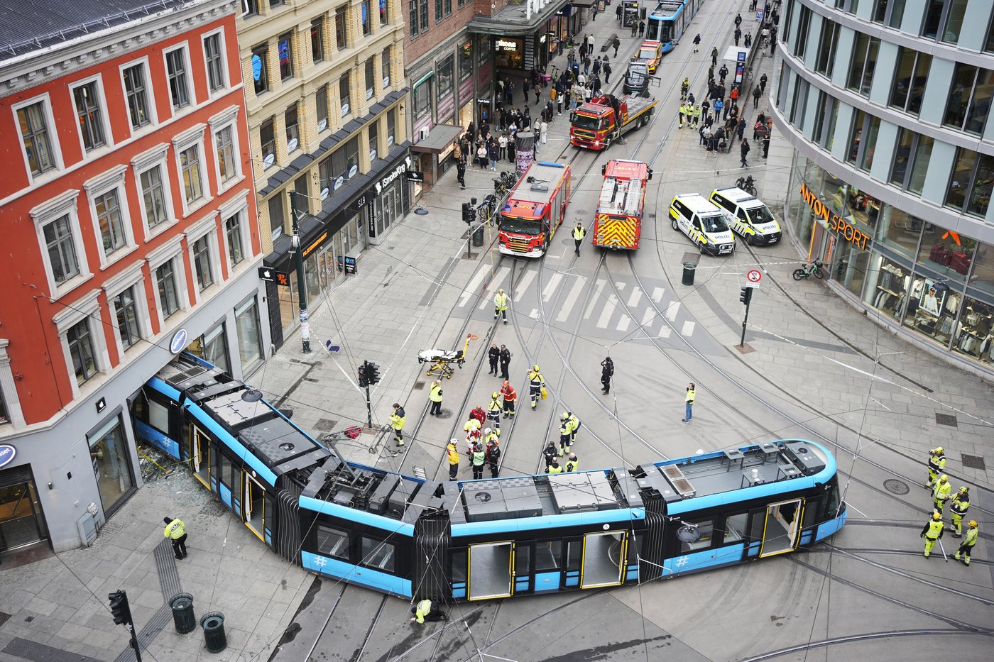 A tram derails and plows into a shop in the Norwegian capital but only 4 are lightly injured | iNFOnews.ca A tram derails and plows into a shop in the Norwegian capital but only 4 are lightly injured | iNFOnews.ca