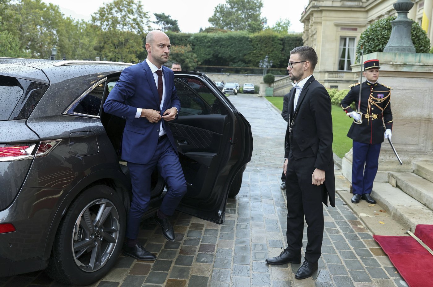 France's new government meets for the first time to discuss budget and migrant issues | iNFOnews.ca
