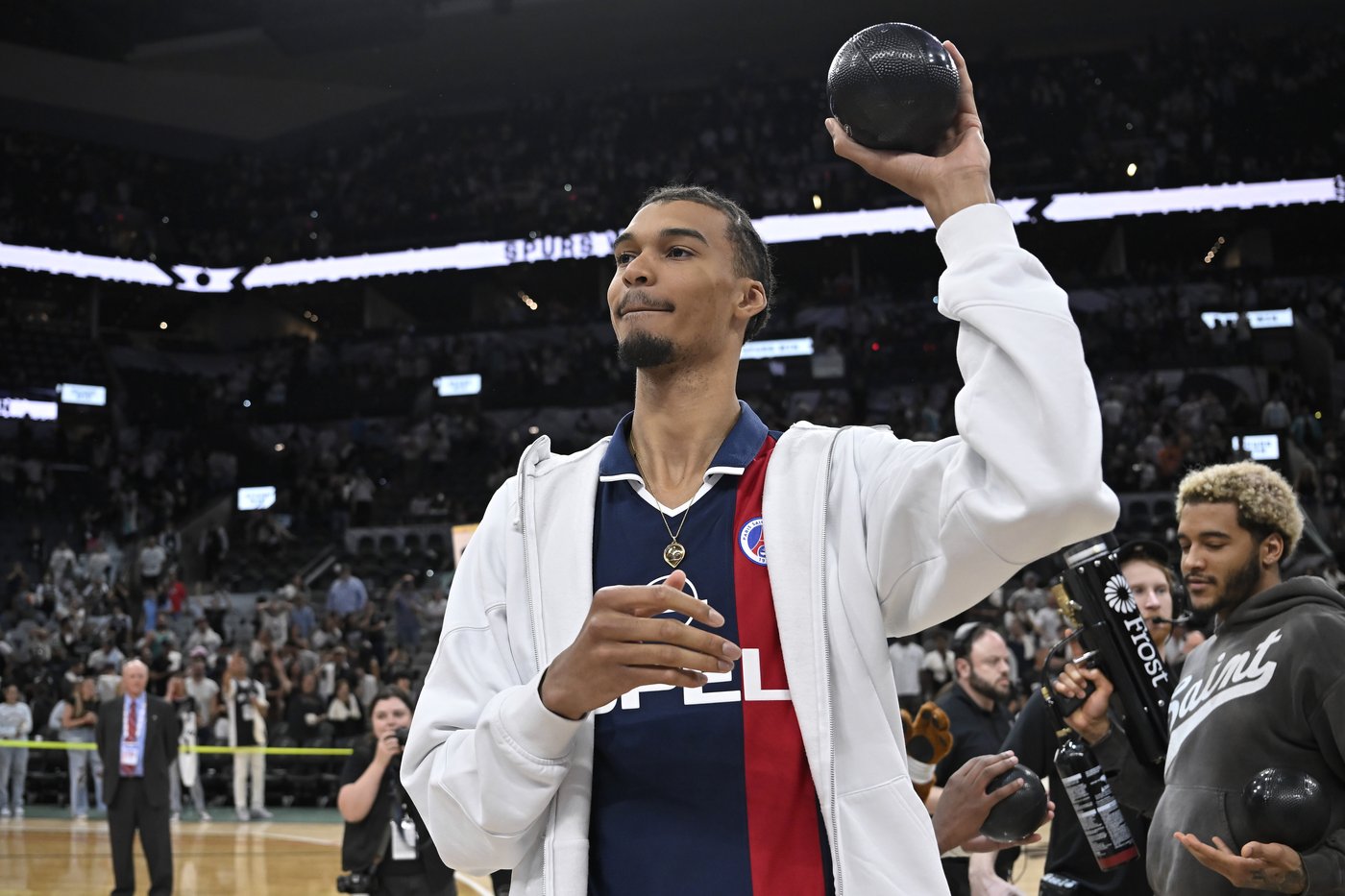 Spurs rally from a 22-point deficit to beat the Raptors 125-118 | iNFOnews.ca
