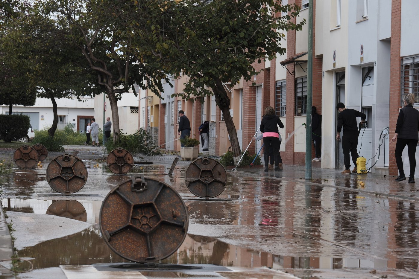 Flash floods in southern Spain prompt officials to evacuate homes. Couple missing in rising waters | iNFOnews.ca Flash floods in southern Spain prompt officials to evacuate homes. Couple missing in rising waters | iNFOnews.ca