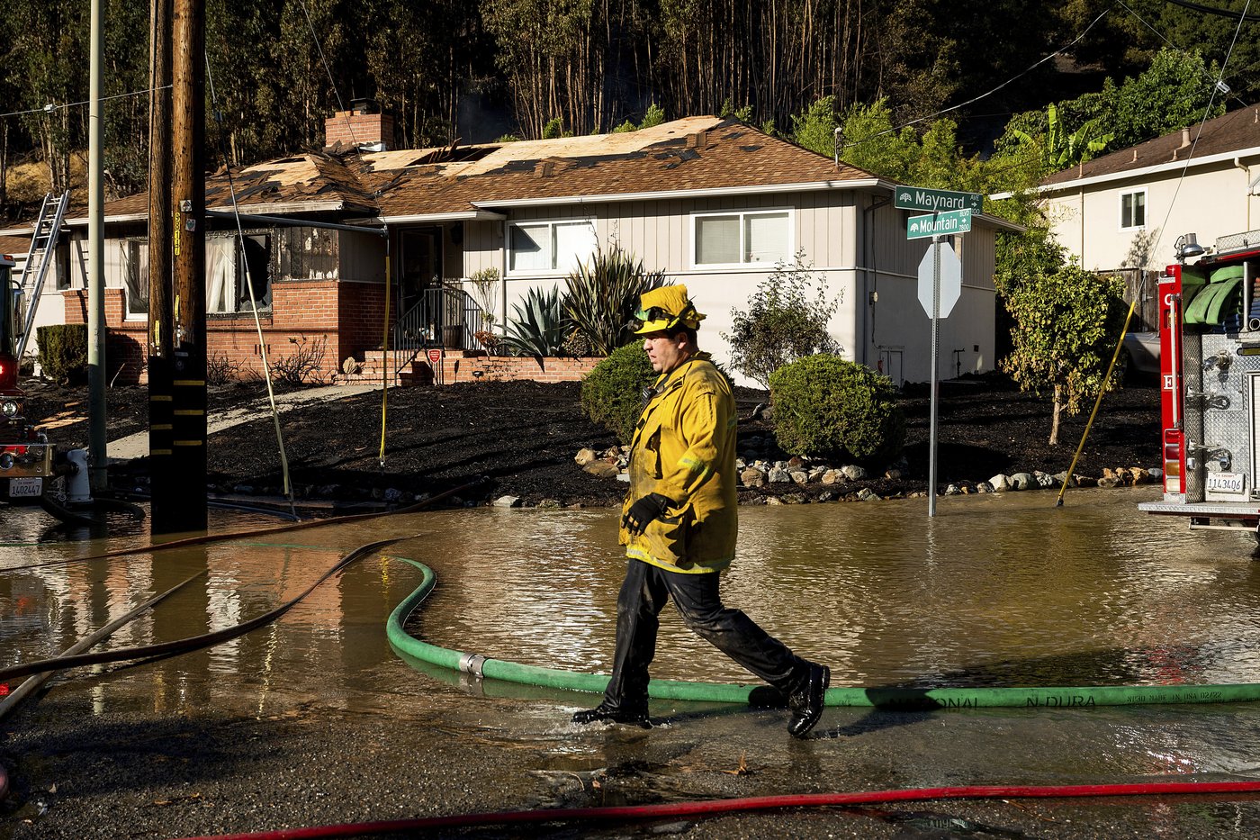 Crews halt fast-moving brush fire that burned 2 Oakland homes, forced 500 evacuations | iNFOnews.ca