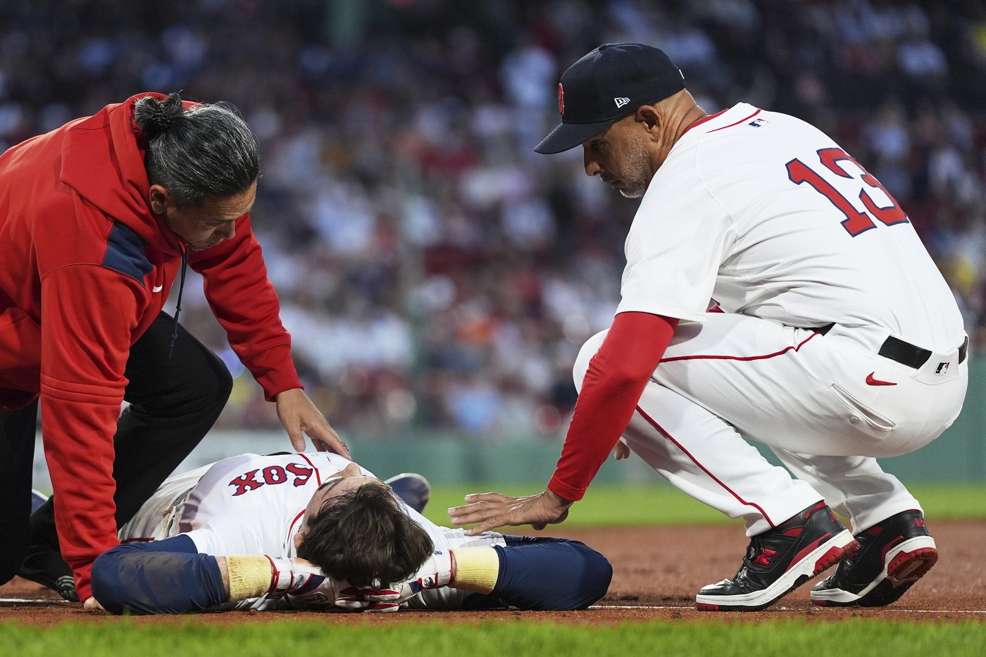 Red Sox 1B Triston Casas carried off on stretcher after awkward fall in game with Twins | iNFOnews.ca