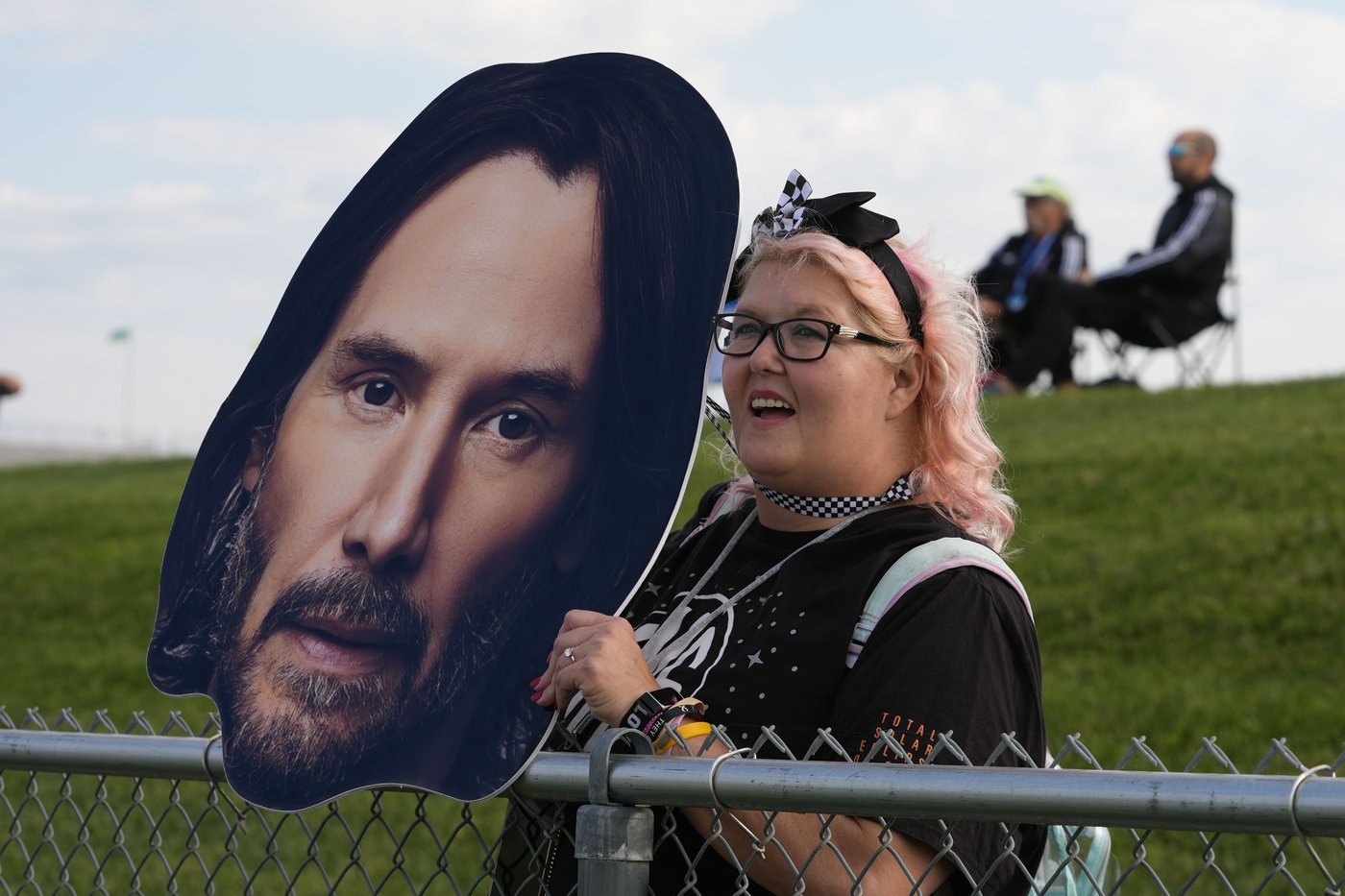 Keanu Reeves crashes at Indianapolis Motor Speedway in pro auto racing debut | iNFOnews.ca