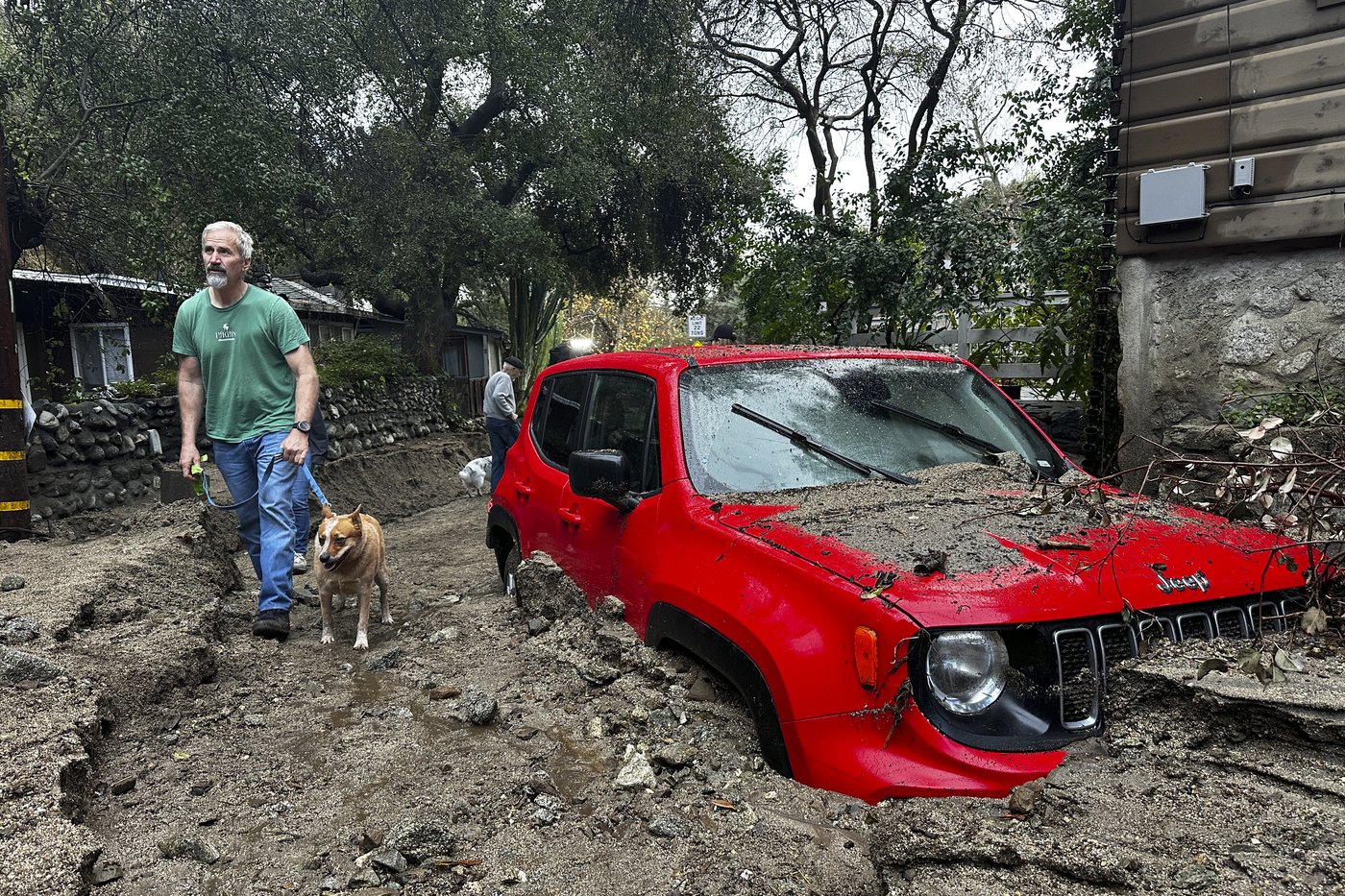 After heavy rains, debris flows hit Southern California community scarred by fire | iNFOnews.ca