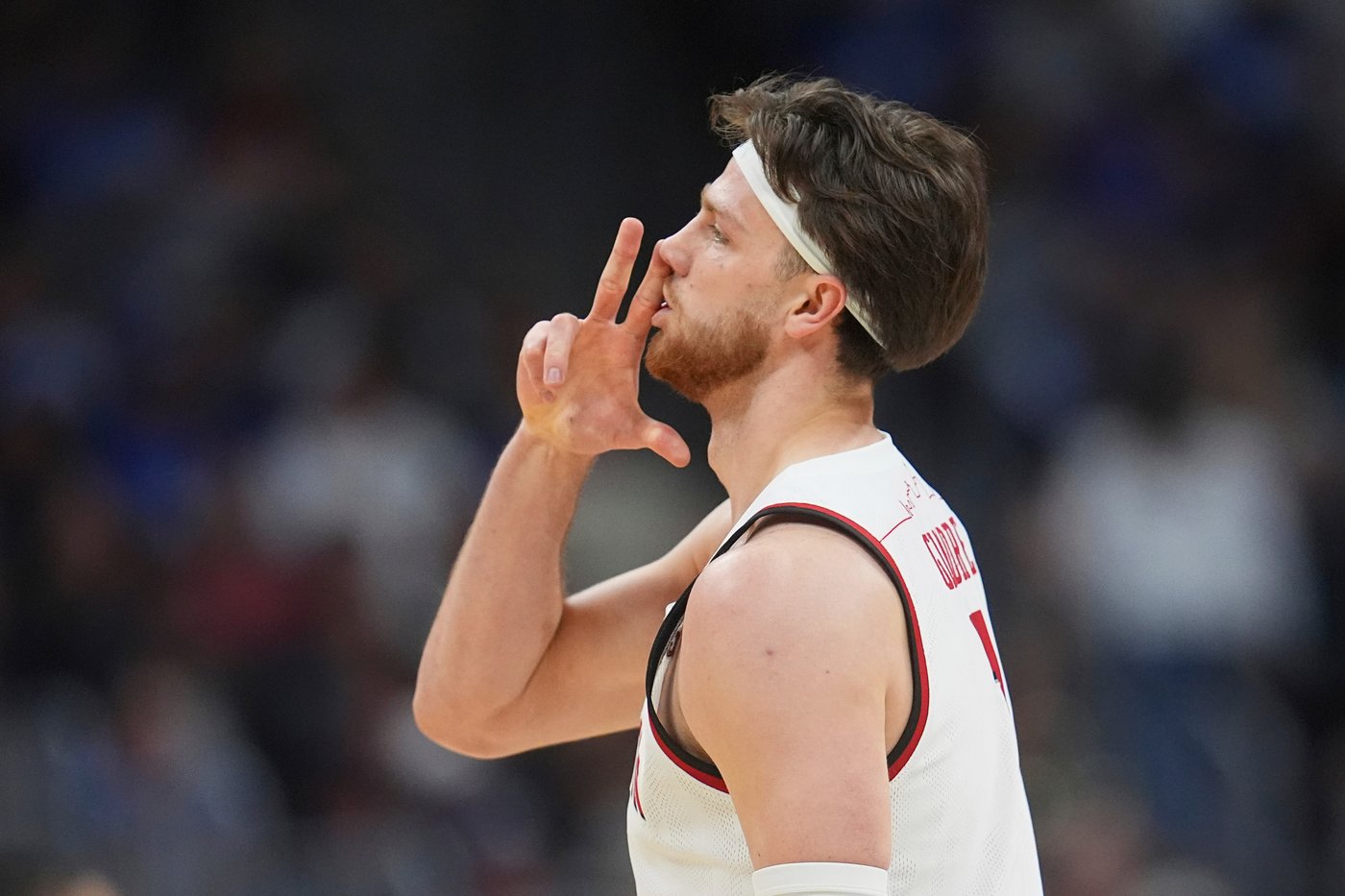 Wisconsin back in March Madness win column, 85-66 over Montana | iNFOnews.ca