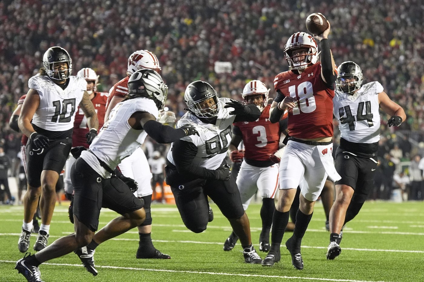 No. 1 Oregon rallies in 4th quarter to beat Wisconsin 16-13 | iNFOnews.ca No. 1 Oregon rallies in 4th quarter to beat Wisconsin 16-13 | iNFOnews.ca