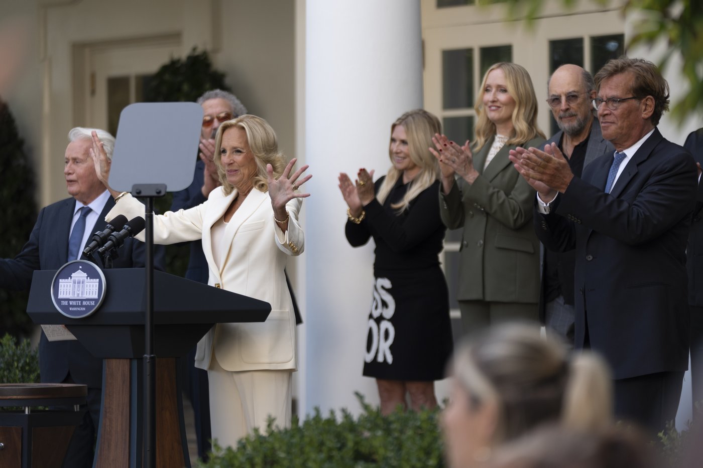 'The West Wing' cast visits the White House for a 25th anniversary party | iNFOnews.ca
