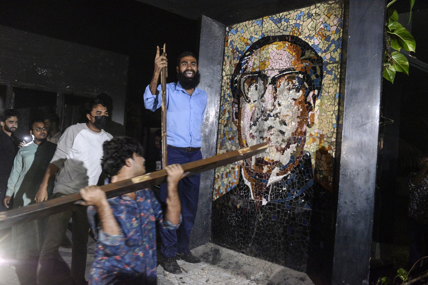 Bangladeshi protesters storm and destroy a house linked to exiled former prime minister Hasina | iNFOnews.ca
