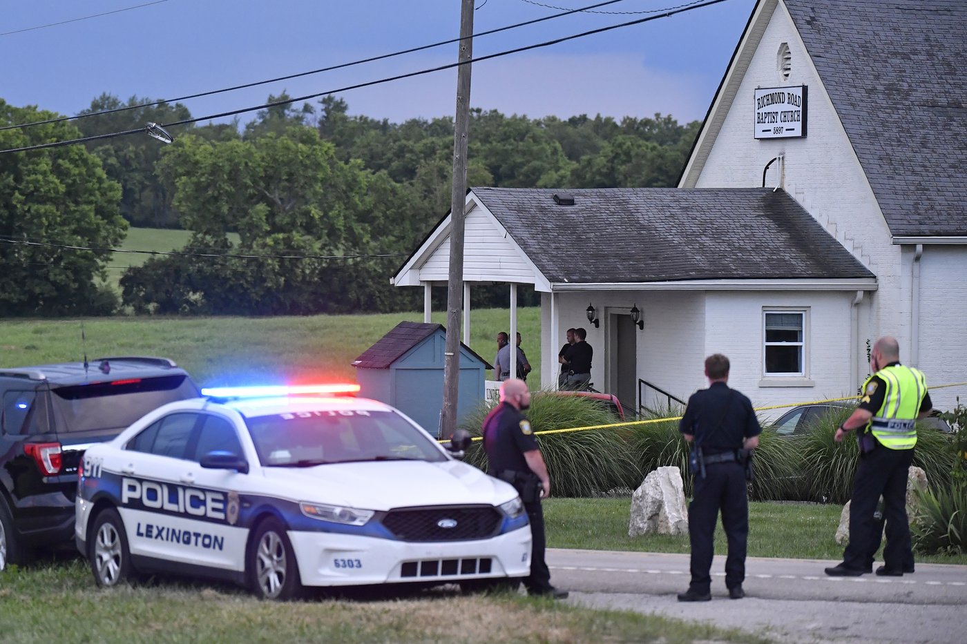 Suspect kills 2 women in Kentucky church after shooting state trooper, police say | iNFOnews.ca