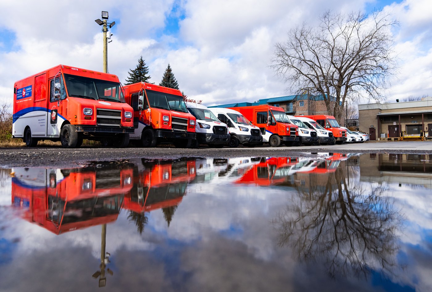 Unionized workers at Canada Post to start voting on contract offer | iNFOnews.ca