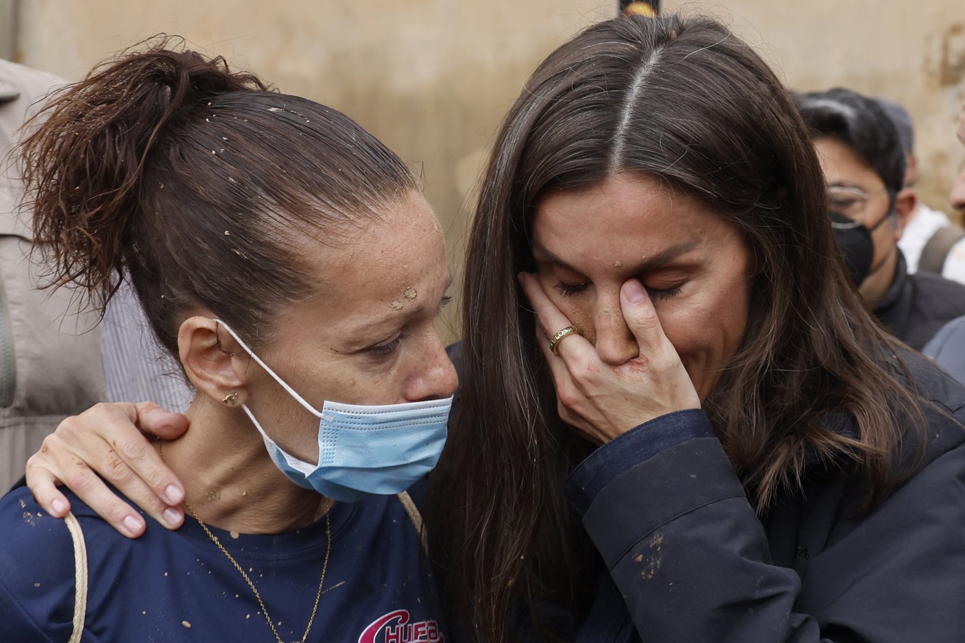 Spain flood survivors hurl mud at the royals and top government officials | iNFOnews.ca Spain flood survivors hurl mud at the royals and top government officials | iNFOnews.ca