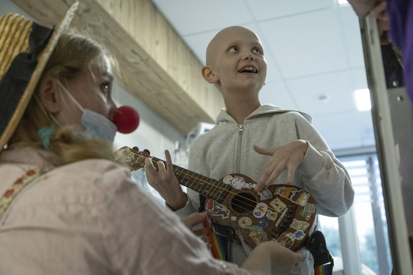 Hospital clowns bring joy to young Ukrainian cancer patients who survived Russian missile attack | iNFOnews.ca Hospital clowns bring joy to young Ukrainian cancer patients who survived Russian missile attack | iNFOnews.ca