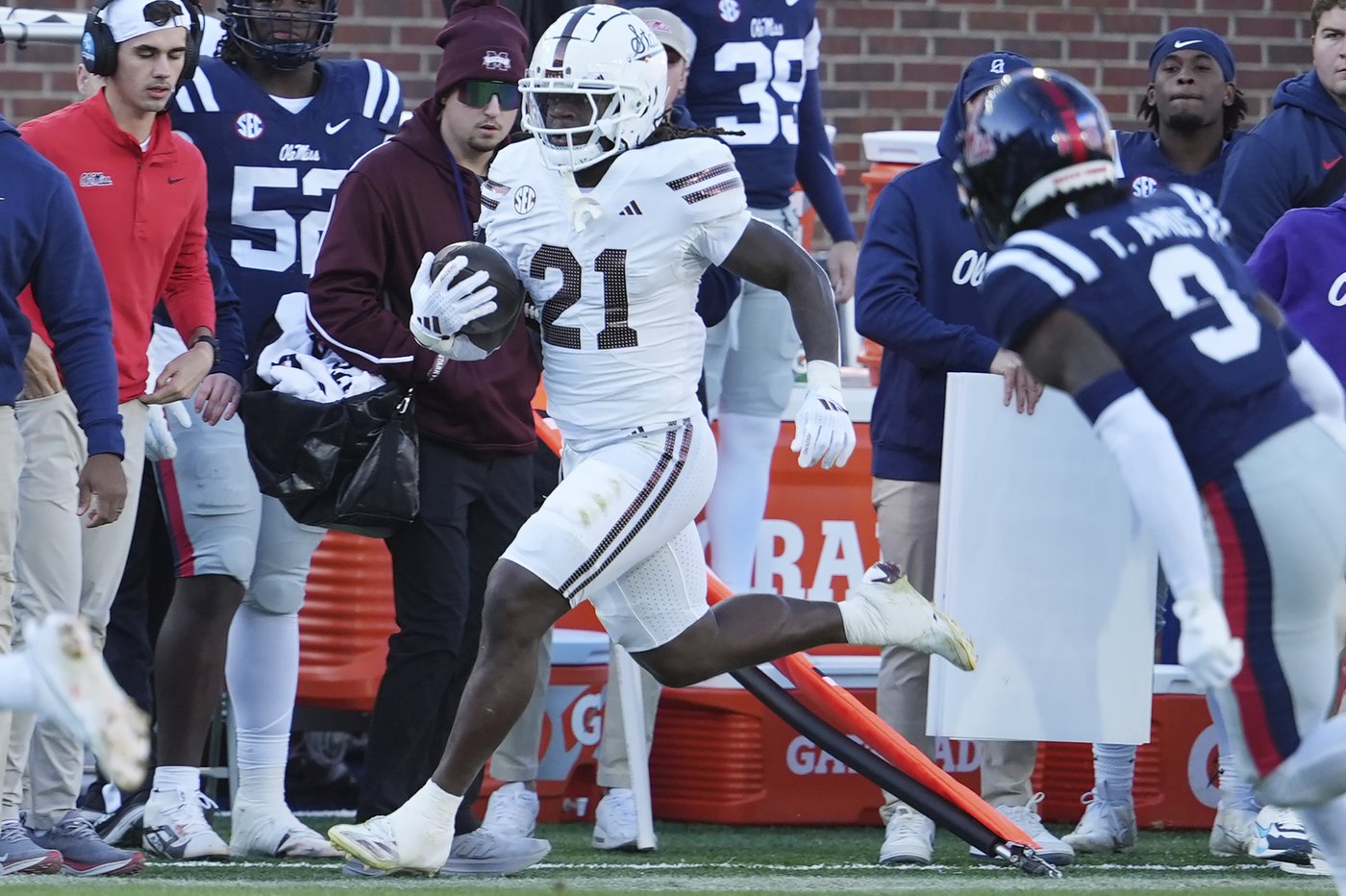 No. 15 Ole Miss beats Mississippi St. 26-14 to win Egg Bowl and keep slim CFP hope alive | iNFOnews.ca No. 15 Ole Miss beats Mississippi St. 26-14 to win Egg Bowl and keep slim CFP hope alive | iNFOnews.ca