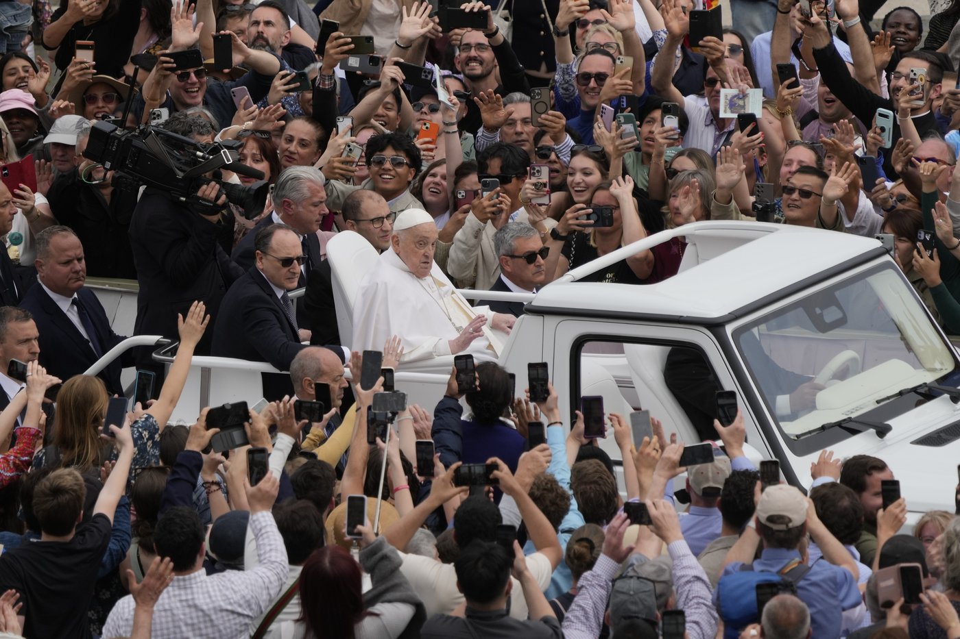 Pope Francis emerges from convalescence on Easter, delights crowd with popemobile tour | iNFOnews.ca