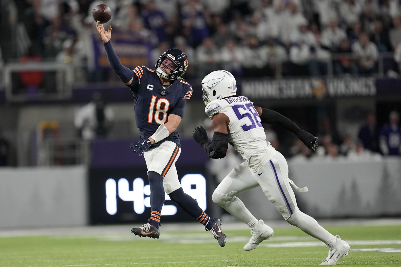 QB Caleb Williams copes with slow-starting offense as Bears losing streak hits 8 games | iNFOnews.ca