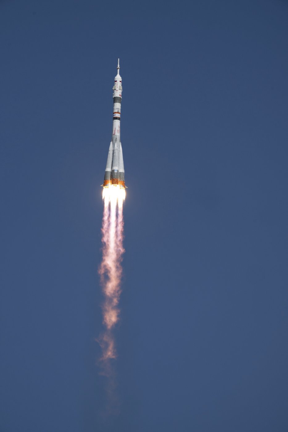 A US-Russian crew of 3 arrives at the International Space Station | iNFOnews.ca