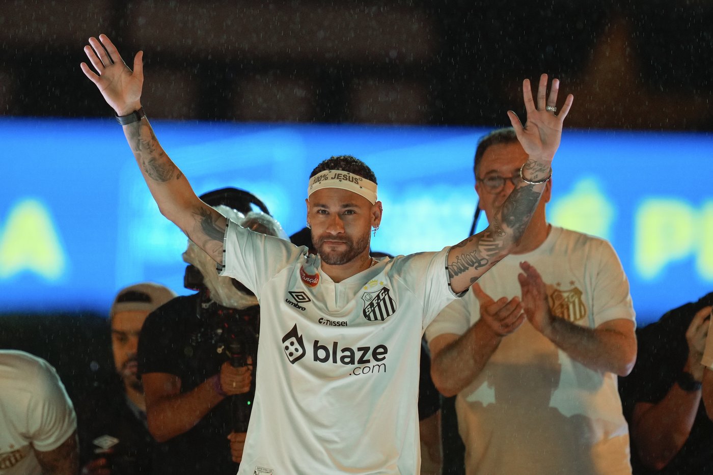 Welcome home Neymar! The Brazilian star returns to his boyhood club and everyone's celebrating | iNFOnews.ca Welcome home Neymar! The Brazilian star returns to his boyhood club and everyone's celebrating | iNFOnews.ca