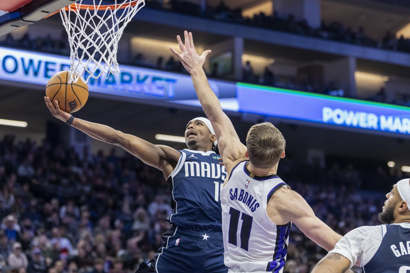 Fox has 33 points, Kings beat Mavericks 110-100 as Christie wins first after becoming interim coach | iNFOnews.ca