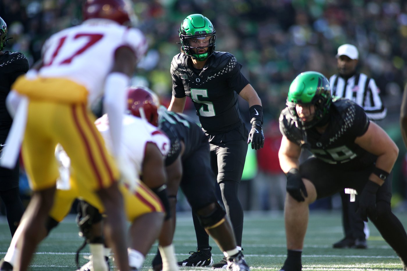 Moore throws 2 TD passes and No. 6 Oregon derails No. 16 USC's CFP hopes with a 42-27 win | iNFOnews.ca