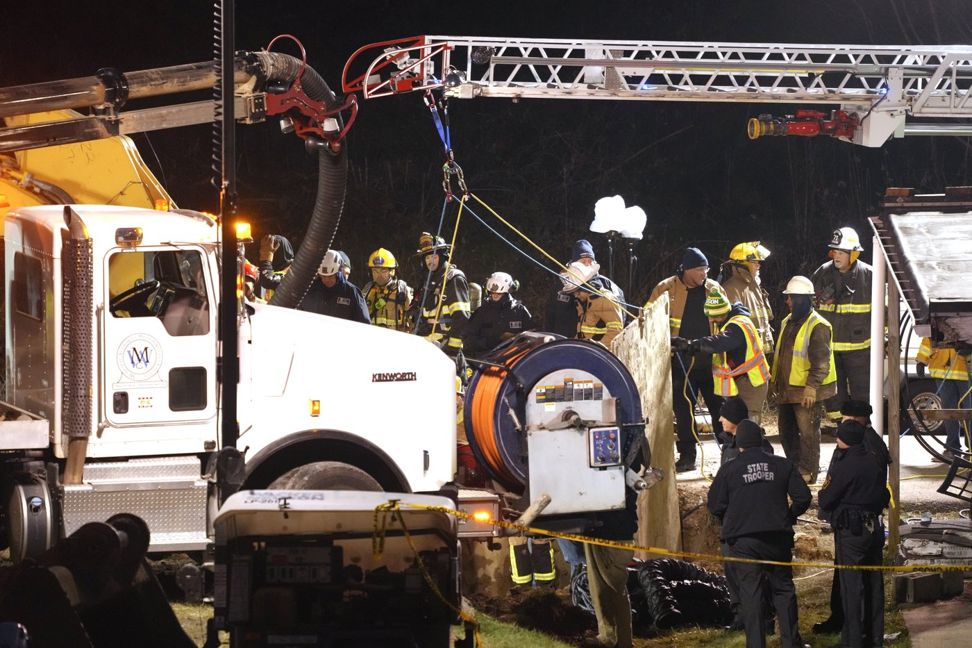Search extends into the night for Pennsylvania woman who may have fallen into sinkhole | iNFOnews.ca