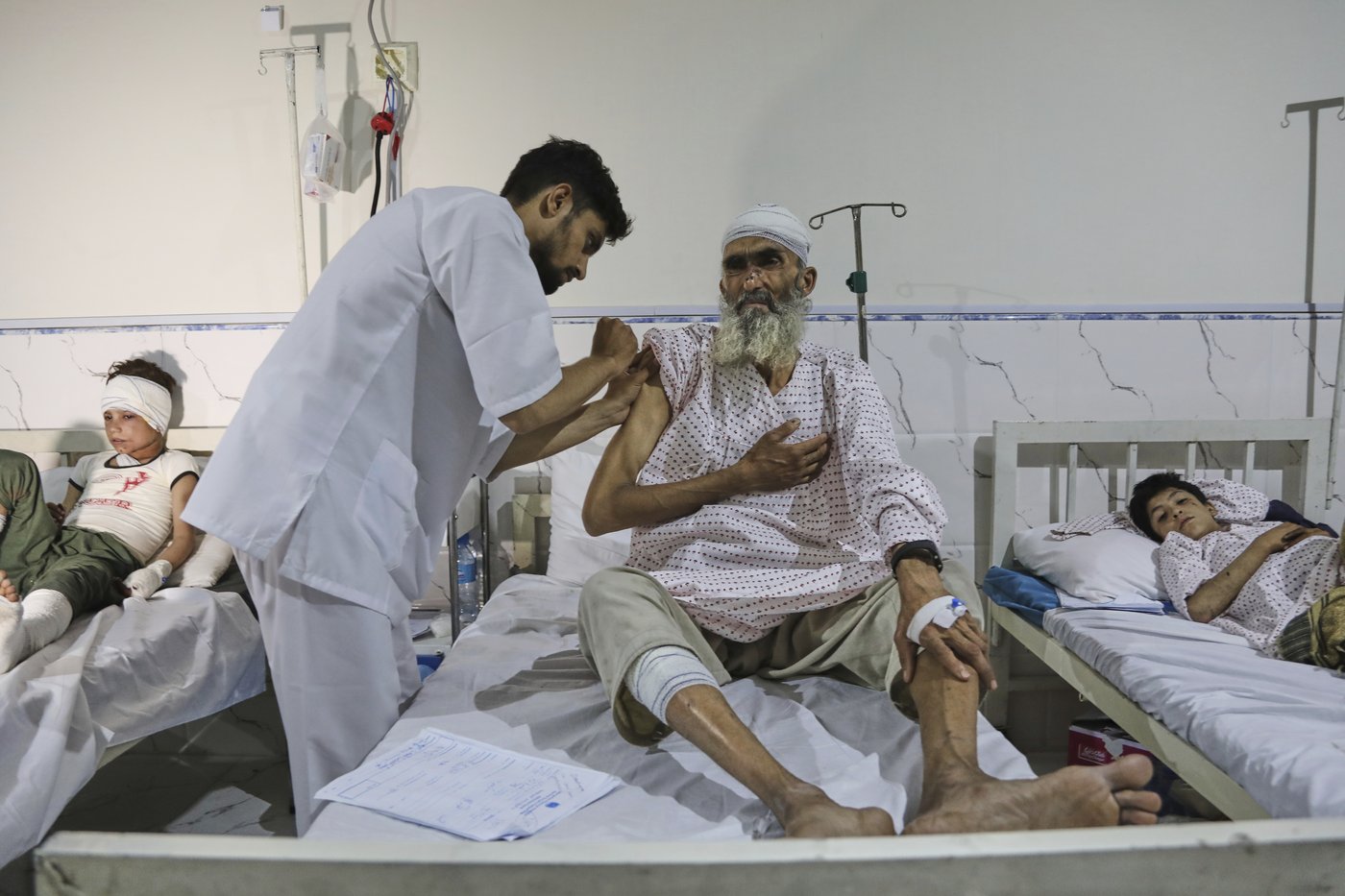 Aid agencies tell countries to send funds to help Afghanistan after earthquake | iNFOnews.ca