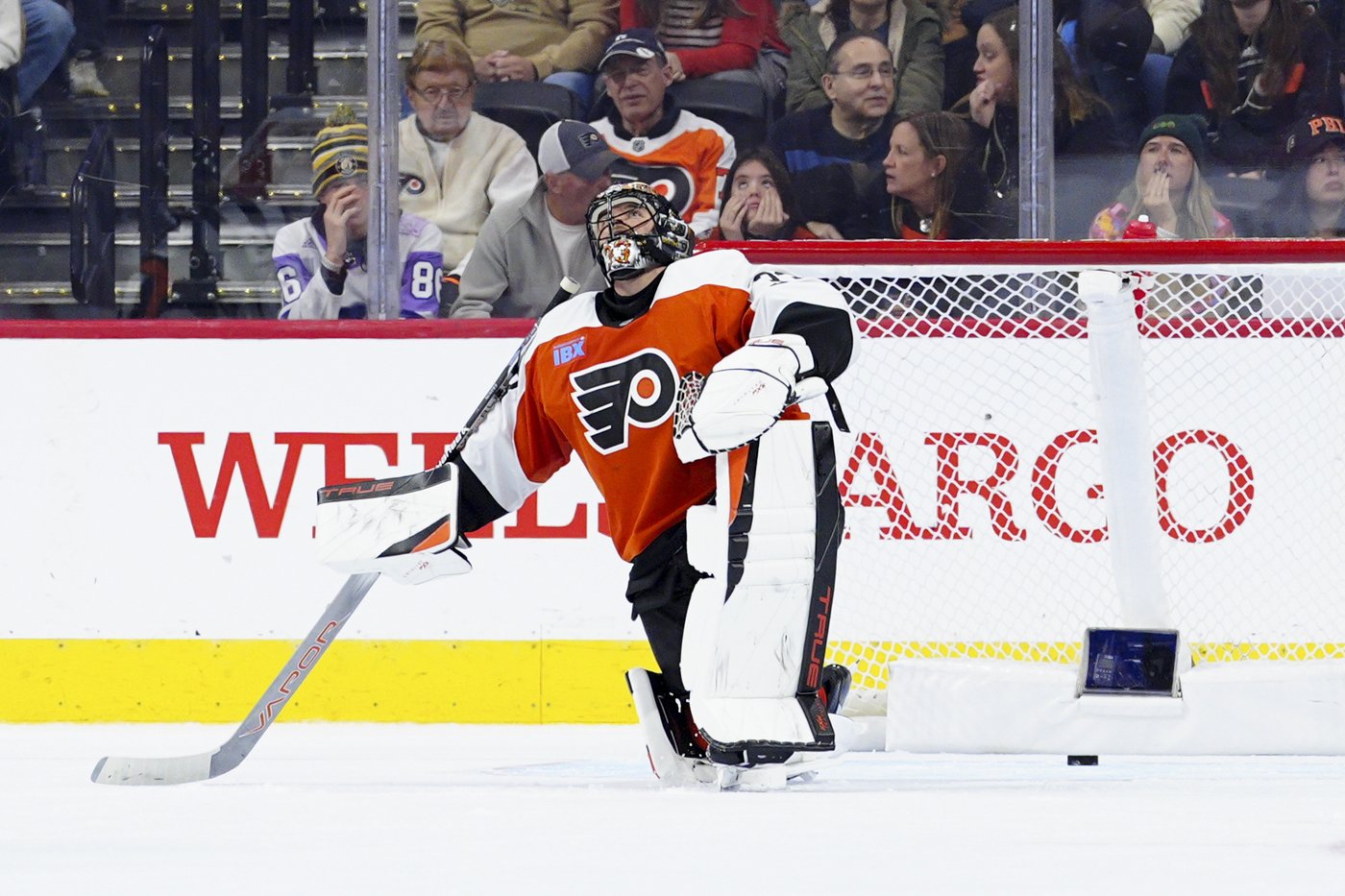 Logan Cooley breaks tie on power play, helps Utah beat the Flyers 4-2 | iNFOnews.ca Logan Cooley breaks tie on power play, helps Utah beat the Flyers 4-2 | iNFOnews.ca