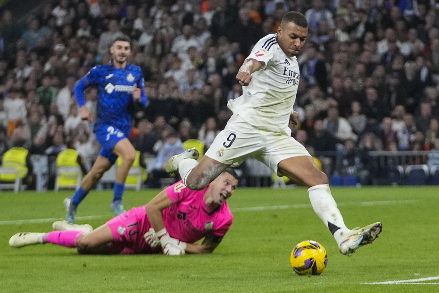 Mbappé and Bellingham respond to unhappy fans with goals in Real Madrid's 2-0 win over Getafe | iNFOnews.ca Mbappé and Bellingham respond to unhappy fans with goals in Real Madrid's 2-0 win over Getafe | iNFOnews.ca