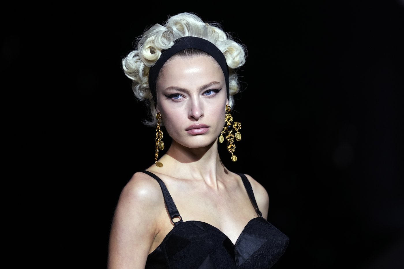 Madonna makes veiled entrance to Dolce&Gabbana for show celebrating her 1990s heyday | iNFOnews.ca