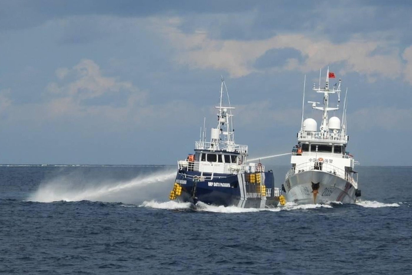 Chinese coast guard rams and damages a Philippine vessel off an island in the South China Sea | iNFOnews.ca Chinese coast guard rams and damages a Philippine vessel off an island in the South China Sea | iNFOnews.ca