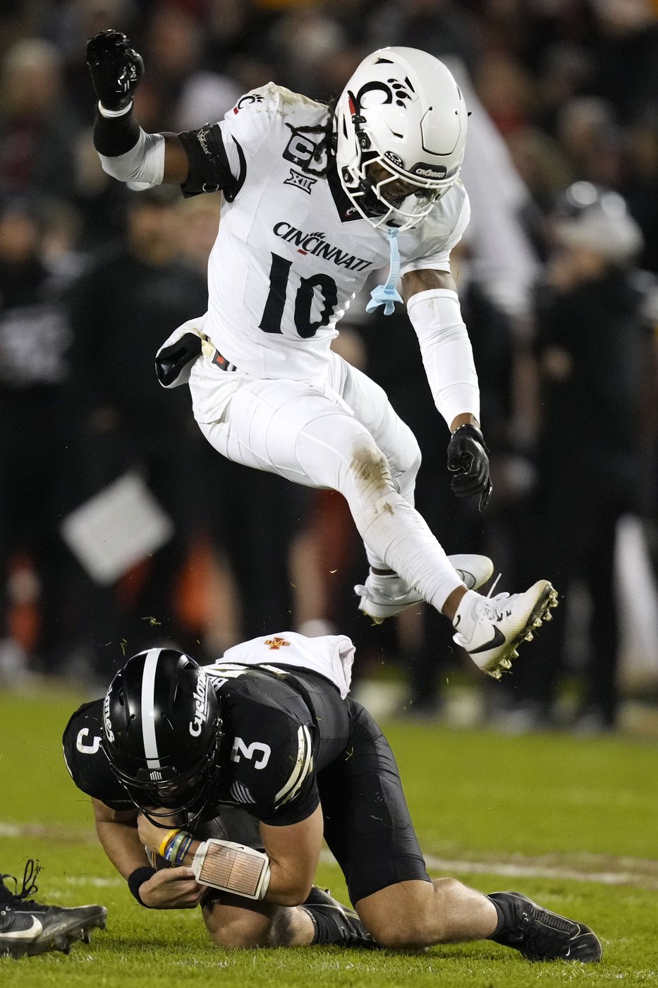 K-State out to snap 2-game skid as Cincinnati comes to town trying to reach bowl eligibility | iNFOnews.ca